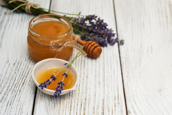 Bal ve lavanta çiçekleri