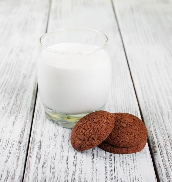 Biscotti di farina d'avena e bicchiere di latte — Foto Stock