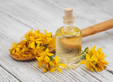 St. John özütüyle dolu bir şişe.