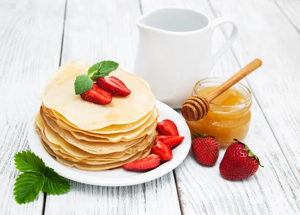 Pfannkuchen mit Erdbeeren — Stockfoto