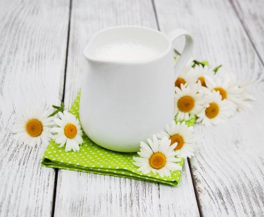 süt ve papatya çiçeği ile sürahi