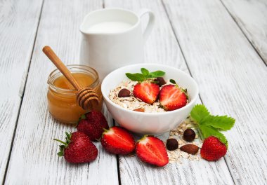 çilek ile müsli
