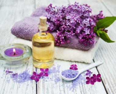 Eflatun çiçekler ile Spa ayarı