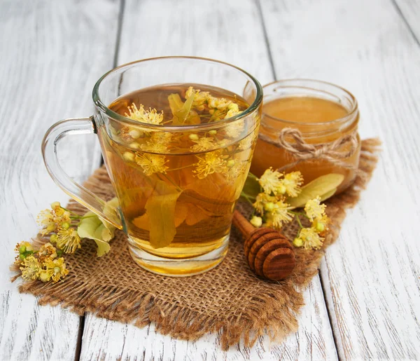 Kopp örtte med lindblommor — Stockfoto