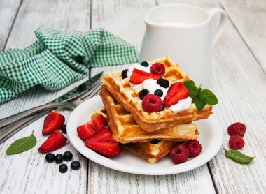 çilek, yaban mersini ve süt ile gözleme