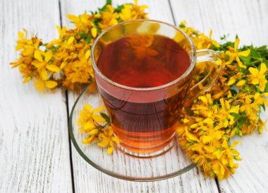 bir cam bardak bitkisel çay