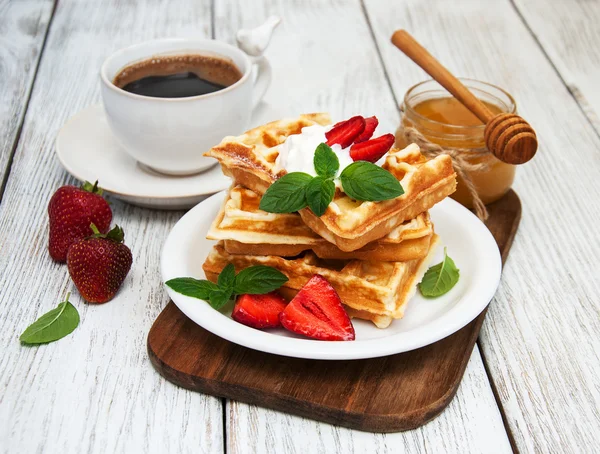 Belgian waffles with strawberries and mint — Stock Photo, Image