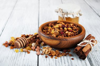 Masanın üzerine ev yapımı granola