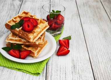 Çilekli ve naneli Belçika waffleları
