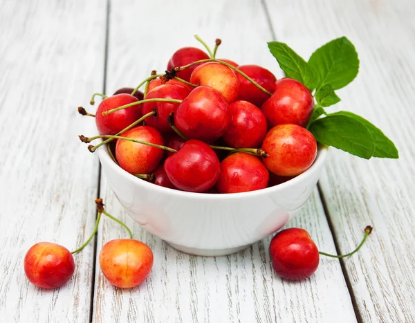 Tigela com cereja doce alegre — Fotografia de Stock