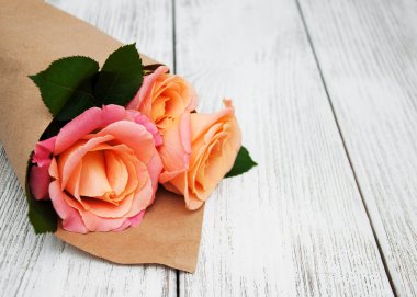 Ahşap arka planda pembe güller