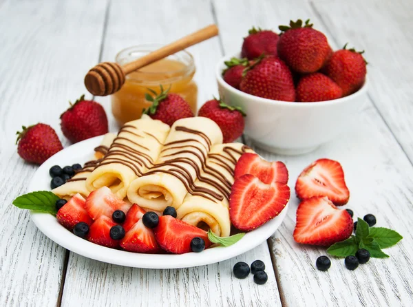 Crêpes mit Erdbeeren und Schokoladensoße — Stockfoto