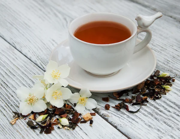 Kopp te med jasmin blommor — Stockfoto