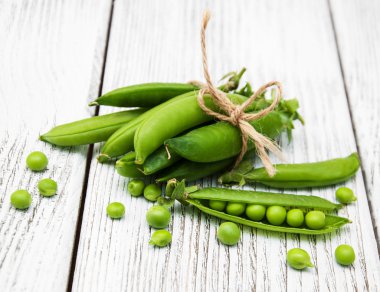 bir tabloda yeşil bezelye