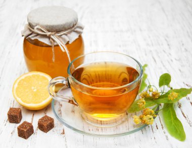 Bir fincan ıhlamur çiçekli bitki çayı.