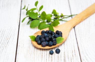 Eski ahşap arka plan üzerinde yaban mersini