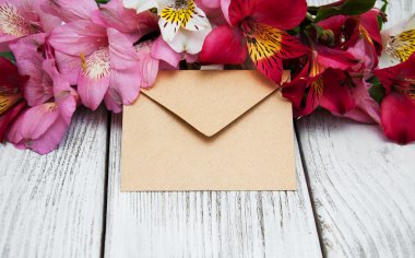 Kağıt zarf alstroemeria çiçekli