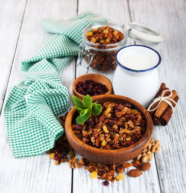 Süt ile ev yapımı granola