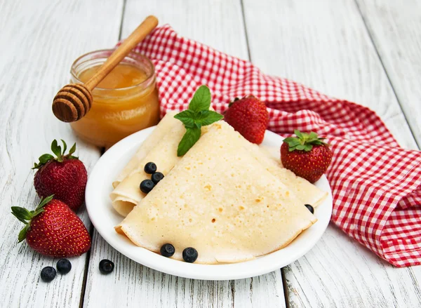 Crêpes mit Erdbeeren und Blaubeeren — Stockfoto