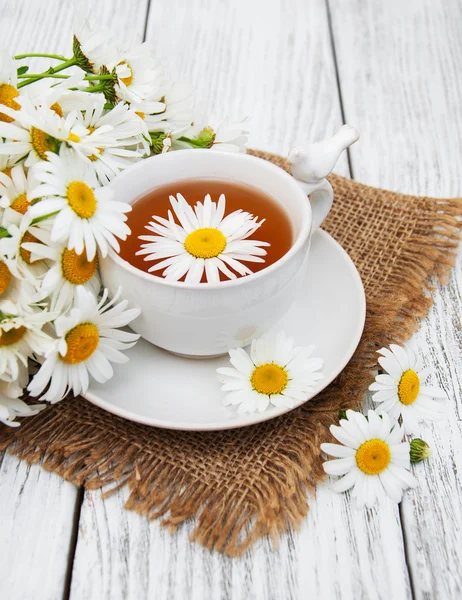 Egy csésze gyógynövény tea kamillavirágokkal — Stock Fotó