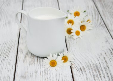 süt ve papatya çiçeği ile sürahi