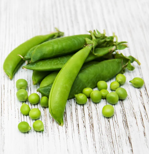 Pois verts sur une table — Photo