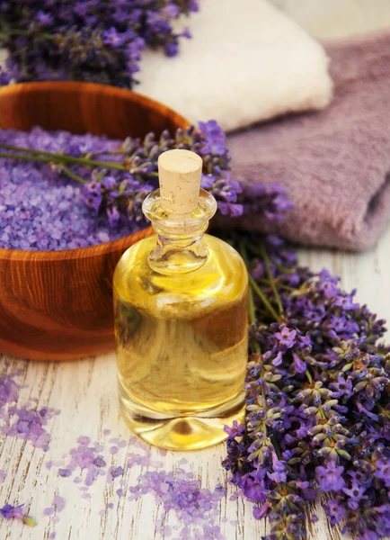 Lavendel, sea salt, olja och ljus — Stockfoto
