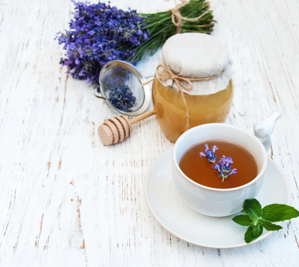 Tasse Tee und Lavendelblüten — Stockfoto