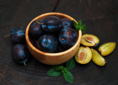 Erik yeşil yaprakları ile ile kase