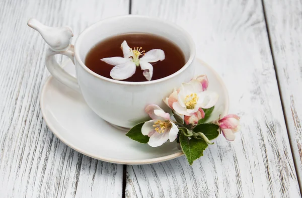 Tazza di tè con fiori di mela — Foto Stock