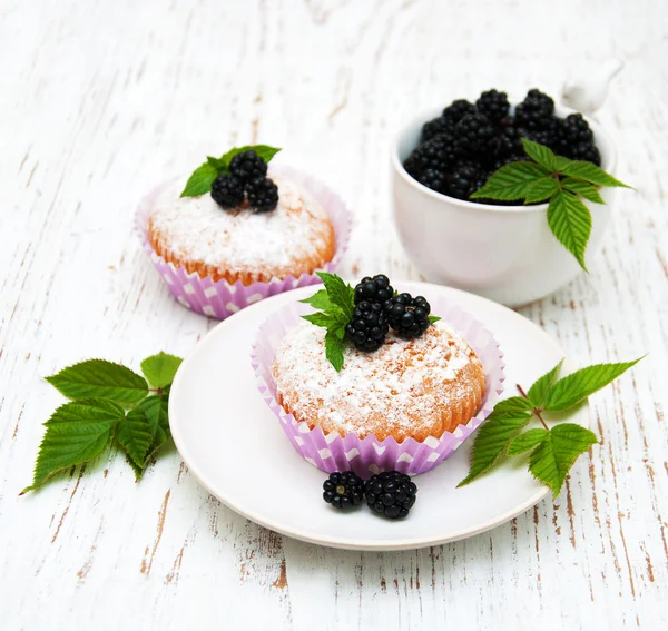 Blackberry ile kekler — Stok fotoğraf