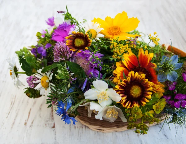 Flores silvestres en la cesta —  Fotos de Stock