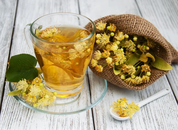 Egy csésze gyógynövény tea hárs virágokkal — Stock Fotó
