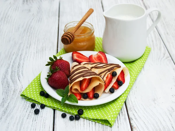 Crepes with strawberries and chocolate sauce — Stock Photo, Image