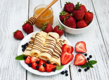 çilek ve çikolata soslu krep