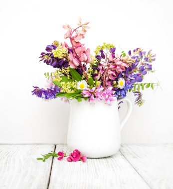 Cam vazo içinde sunulan lupines