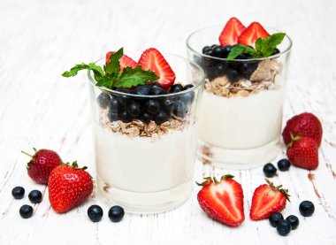 Yoğurtlu taze çilek