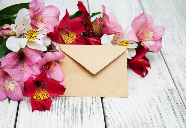 Paper envelope with alstroemeria flowers — Stock Photo, Image