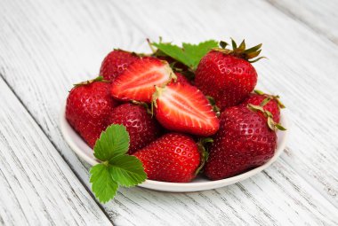 ahşap masa üzerinde olgun çilek