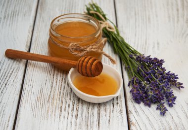 Bal ve lavanta çiçekleri