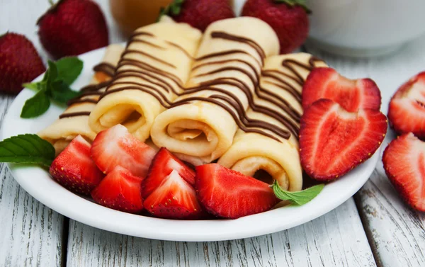 Crepes with strawberries and chocolate sauce — Stock Photo, Image