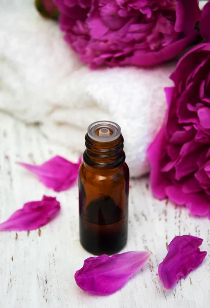 Fleurs de pivoine et huiles de massage — Photo