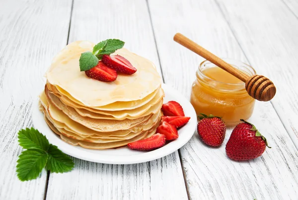 Pfannkuchen mit Erdbeeren — Stockfoto