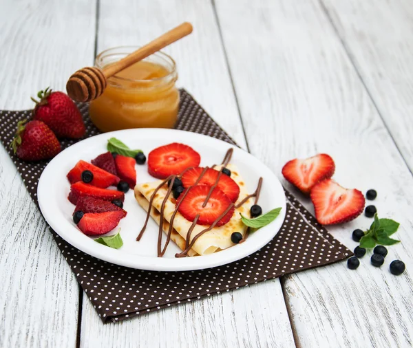 Crepes med jordgubbar och chokladsås — Stockfoto