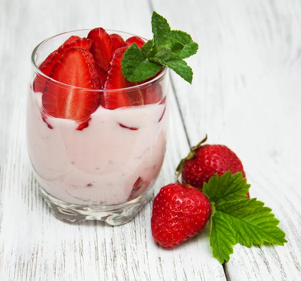 Yogurt con fresas frescas —  Fotos de Stock