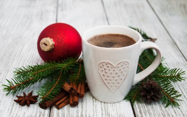 Fincan kahve ve Noel dekorasyon