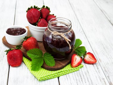 Çilek reçeli ve taze çilek.