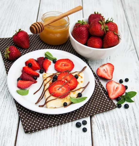 Crepes med jordgubbar och chokladsås — Stockfoto