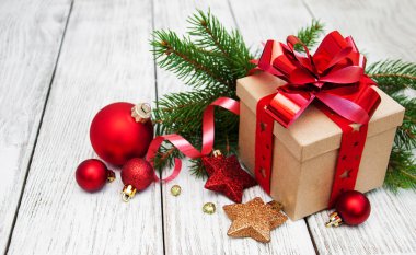 Noel hediyesi kutusu ve süslemeler.