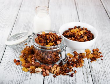 Bir tablo üzerinde ev yapımı granola